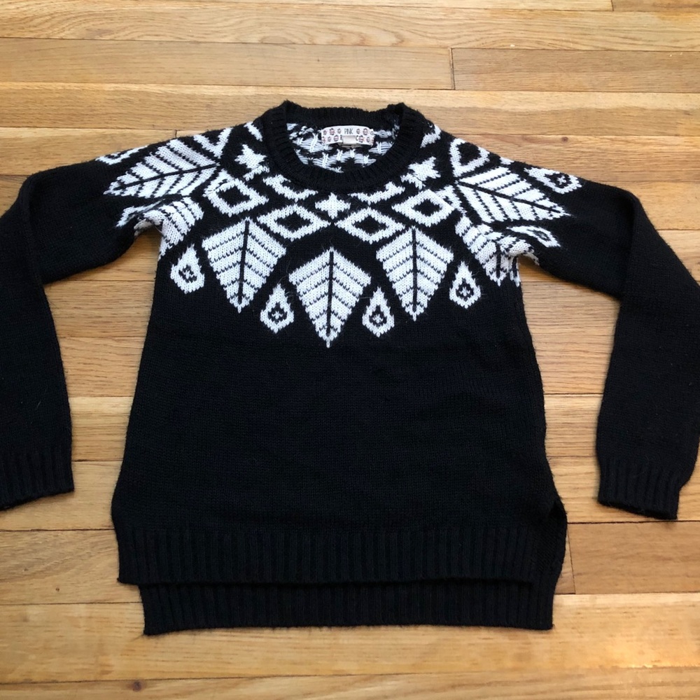 Girls size small 7/8 black and white print sweater